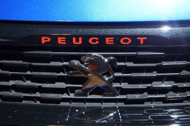 Kuala Lumpur, Malezya-11 Kasım 2017: seçili Peugeot araba amblemi ve marka logosunun araba vücut, odaklanmış. Modern ve yüksek teknoloji araba Fransa ünlü otomobil üreticisi tarafından inşa.   