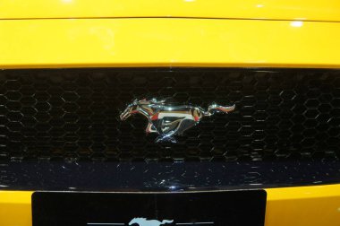 Kuala Lumpur, Malezya-11 Kasım 2017: seçili Mustang araba amblemi ve marka logosu üzerinde duruldu. Modern ve yüksek teknoloji araba bir Amerikalı ünlü otomobil üretici tarafından inşa.   