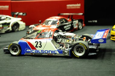 Kuala Lumpur, Malezya-6 Ekim 2018: seçili toplayıcısı tarafından görüntülenen sürücüsü ile küçük sokak yarışı araba maketi odaklı. 