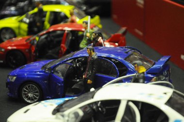 Kuala Lumpur, Malezya-6 Ekim 2018: seçili toplayıcısı tarafından görüntülenen sürücüsü ile küçük sokak yarışı araba maketi odaklı. 