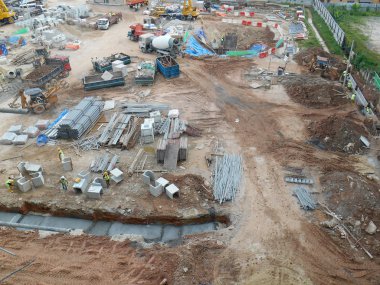 Kuala Lumpur, Malezya-16 Ağustos 2018: hava görüntüsünü gösteren site ilerleme nerede devam eden aşamalı olarak gündüz inşaat alanında. İşçiler aşamalı olarak çalışıyoruz.