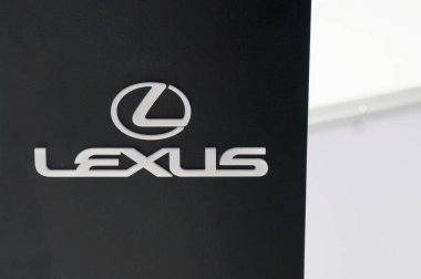 Kuala Lumpur, Malezya - 24 Kasım 2018: Lexus araba marka amblemi ve logolar. Lexus lüks ve premium Japon otomobil üreticisi Toyota markasıdır. 