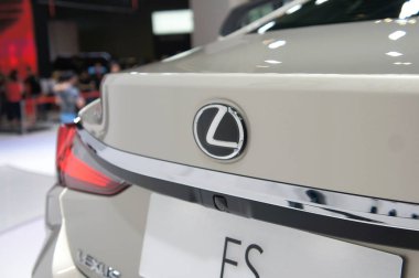 Kuala Lumpur, Malezya - 24 Kasım 2018: Lexus araba marka amblemi ve logolar. Lexus lüks ve premium Japon otomobil üreticisi Toyota markasıdır. 