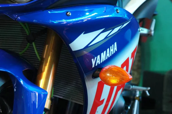 クアラルンプール マレーシア 2018 選択ヤマハ商業ブランド 車体にロゴの焦点を当てた ヤマハは 日本から世界の有名なオートバイ メーカーの一つです — ストック写真