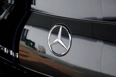 Kuala Lumpur, Malezya-23 Kasım 2018: seçili Mercedes-Benz Araba amblemi ve marka logosu üzerinde duruldu. Modern ve yüksek teknoloji araba bir ünlü otomobil üreten Almanya tarafından inşa.   