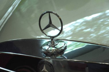 Kuala Lumpur, Malezya-23 Kasım 2018: seçili Mercedes-Benz Araba amblemi ve marka logosu üzerinde duruldu. Modern ve yüksek teknoloji araba bir ünlü otomobil üreten Almanya tarafından inşa.   