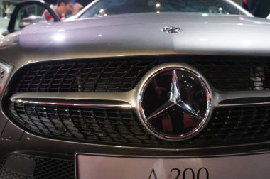 Kuala Lumpur, Malezya-23 Kasım 2018: seçili Mercedes-Benz Araba amblemi ve marka logosu üzerinde duruldu. Modern ve yüksek teknoloji araba bir ünlü otomobil üreten Almanya tarafından inşa.   
