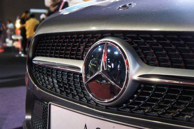 Kuala Lumpur, Malezya-23 Kasım 2018: seçili Mercedes-Benz Araba amblemi ve marka logosu üzerinde duruldu. Modern ve yüksek teknoloji araba bir ünlü otomobil üreten Almanya tarafından inşa.   