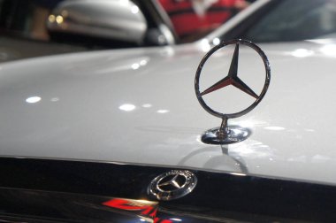 Kuala Lumpur, Malezya-23 Kasım 2018: seçili Mercedes-Benz Araba amblemi ve marka logosu üzerinde duruldu. Modern ve yüksek teknoloji araba bir ünlü otomobil üreten Almanya tarafından inşa.   