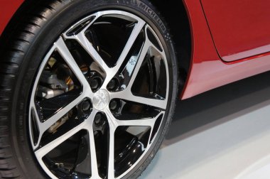 Kuala Lumpur, Malezya-11 Kasım 2017: seçili Peugeot araba amblemi ve marka logosunun araba vücut, odaklanmış. Modern ve yüksek teknoloji araba Fransa ünlü otomobil üreticisi tarafından inşa.   