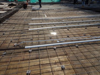 Çizildi öncesi stres Kablo boruları yuvarlak ve levha çelik takviye bar inşaat sahasında arasında yüklemek.   