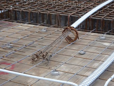 Çizildi öncesi stres Kablo boruları yuvarlak ve levha çelik takviye bar inşaat sahasında arasında yüklemek.   