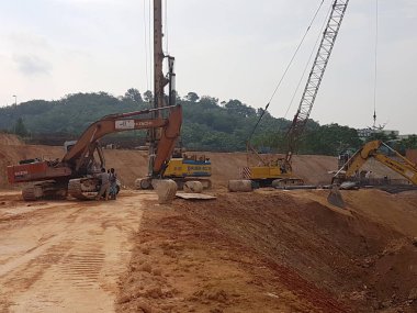 Kuala Lumpur, Malezya-16 Temmuz 2017: ağır makine Hafriyat inşaat sahasında yapıyor. Works gerekli düzeyi almak bina inşaat başlamadan önce yürütülen. 