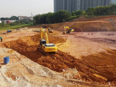 Kuala Lumpur, Malezya-16 Temmuz 2017: ağır makine Hafriyat inşaat sahasında yapıyor. Works gerekli düzeyi almak bina inşaat başlamadan önce yürütülen. 