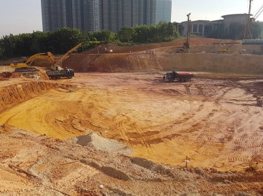 Kuala Lumpur, Malezya-16 Temmuz 2017: ağır makine Hafriyat inşaat sahasında yapıyor. Works gerekli düzeyi almak bina inşaat başlamadan önce yürütülen. 