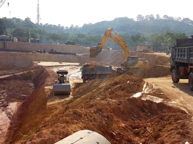 Kuala Lumpur, Malezya-16 Temmuz 2017: ağır makine Hafriyat inşaat sahasında yapıyor. Works gerekli düzeyi almak bina inşaat başlamadan önce yürütülen. 