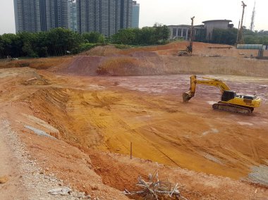 Kuala Lumpur, Malezya-16 Temmuz 2017: ağır makine Hafriyat inşaat sahasında yapıyor. Works gerekli düzeyi almak bina inşaat başlamadan önce yürütülen. 