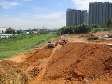 Kuala Lumpur, Malezya-16 Temmuz 2017: ağır makine Hafriyat inşaat sahasında yapıyor. Works gerekli düzeyi almak bina inşaat başlamadan önce yürütülen. 