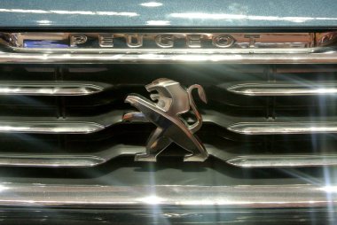 Kuala Lumpur, Malezya-11 Kasım 2017: seçili Peugeot araba amblemi ve marka logosunun araba vücut, odaklanmış. Modern ve yüksek teknoloji araba Fransa ünlü otomobil üreticisi tarafından inşa.   