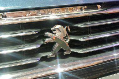 Kuala Lumpur, Malezya-11 Kasım 2017: seçili Peugeot araba amblemi ve marka logosunun araba vücut, odaklanmış. Modern ve yüksek teknoloji araba Fransa ünlü otomobil üreticisi tarafından inşa.   
