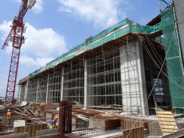 Kuala Lumpur, Malezya-25 Temmuz 2017: Metal inşaat sahasında inşaat işçileri tarafından yüklenen iskele. Bu geçici destek yapısı ve işçiler için platform olarak çalışmak için kullanılan. 