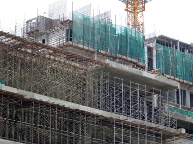 Kuala Lumpur, Malezya-25 Temmuz 2017: Metal inşaat sahasında inşaat işçileri tarafından yüklenen iskele. Bu geçici destek yapısı ve işçiler için platform olarak çalışmak için kullanılan. 