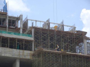 Kuala Lumpur, Malezya-25 Temmuz 2017: Metal inşaat sahasında inşaat işçileri tarafından yüklenen iskele. Bu geçici destek yapısı ve işçiler için platform olarak çalışmak için kullanılan. 