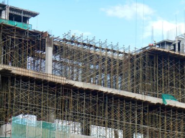 Kuala Lumpur, Malezya-25 Temmuz 2017: Metal inşaat sahasında inşaat işçileri tarafından yüklenen iskele. Bu geçici destek yapısı ve işçiler için platform olarak çalışmak için kullanılan. 