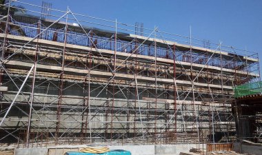 Kuala Lumpur, Malezya-25 Temmuz 2017: Metal inşaat sahasında inşaat işçileri tarafından yüklenen iskele. Bu geçici destek yapısı ve işçiler için platform olarak çalışmak için kullanılan. 