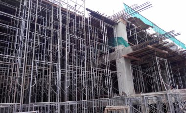 Kuala Lumpur, Malezya-25 Temmuz 2017: Metal inşaat sahasında inşaat işçileri tarafından yüklenen iskele. Bu geçici destek yapısı ve işçiler için platform olarak çalışmak için kullanılan. 