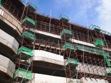 Kuala Lumpur, Malezya-25 Temmuz 2017: Metal inşaat sahasında inşaat işçileri tarafından yüklenen iskele. Bu geçici destek yapısı ve işçiler için platform olarak çalışmak için kullanılan. 