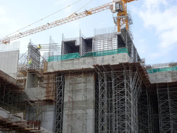 Kuala Lumpur, Malezya-25 Temmuz 2017: Metal inşaat sahasında inşaat işçileri tarafından yüklenen iskele. Bu geçici destek yapısı ve işçiler için platform olarak çalışmak için kullanılan. 