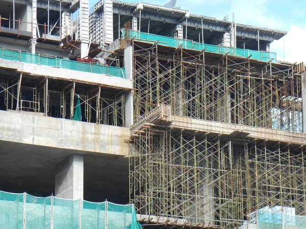 クアラルンプール マレーシア 2017 金属の足場は 建設現場で建設作業員によってインストールします 仕事に一時的なサポート構造および労働者のためのプラットフォームとして使用されます — ストック写真