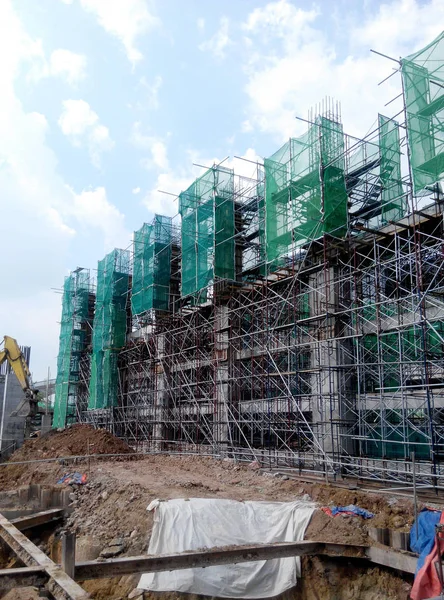 クアラルンプール マレーシア 2017 金属の足場は 建設現場で建設作業員によってインストールします 仕事に一時的なサポート構造および労働者のためのプラットフォームとして使用されます — ストック写真