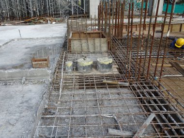 Kuala Lumpur, Malezya-8 Eylül 2017: ışın takviye bar ve kalıp yerinde inşaat işçileri tarafından fabrikasyon bina. Beton mühendis tarafından memnun sonra içine dökülür. 