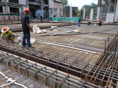 Kuala Lumpur, Malezya-8 Eylül 2017: ışın takviye bar ve kalıp yerinde inşaat işçileri tarafından fabrikasyon bina. Beton mühendis tarafından memnun sonra içine dökülür. 