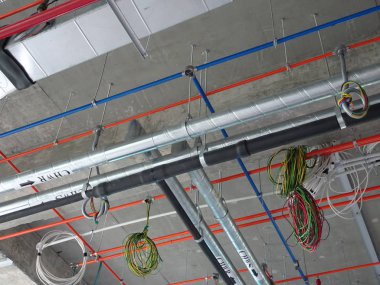 Kuala Lumpur, Malezya - 01 Eylül 2018: Hava durumu kanalı ve diğer hizmetleri tavan seviyesinden koordine ve şantiyede inşaat işçileri tarafından yüklü 