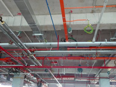 Kuala Lumpur, Malezya - 01 Eylül 2018: Hava durumu kanalı ve diğer hizmetleri tavan seviyesinden koordine ve şantiyede inşaat işçileri tarafından yüklü 