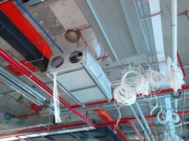 Kuala Lumpur, Malezya - 01 Eylül 2018: Hava durumu kanalı ve diğer hizmetleri tavan seviyesinden koordine ve şantiyede inşaat işçileri tarafından yüklü 