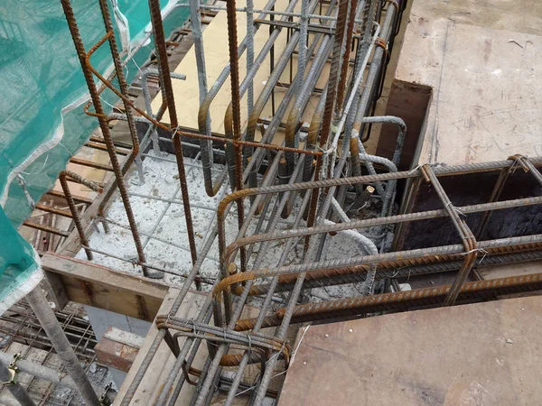 クアラルンプール マレーシア 2017 建物の梁鉄筋と型枠建設労働者でサイトを作製しました エンジニアが満足した後それに注がれるコンクリート — ストック写真