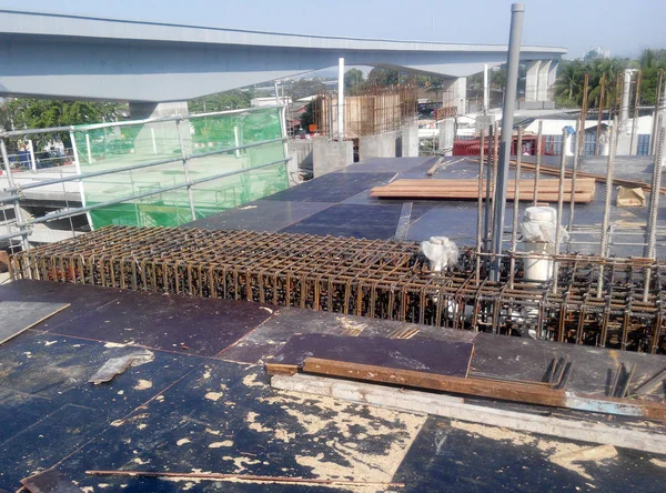 马来西亚吉隆坡 2017年9月8日 建筑工人在现场制造的建筑梁加固杆和模板 混凝土将被浇筑后 由工程师满意 — 图库照片