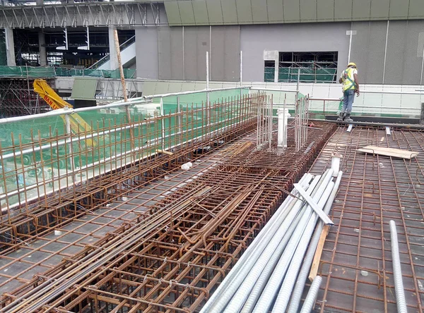 马来西亚吉隆坡 2017年9月8日 建筑工人在现场制造的建筑梁加固杆和模板 混凝土将被浇筑后 由工程师满意 — 图库照片