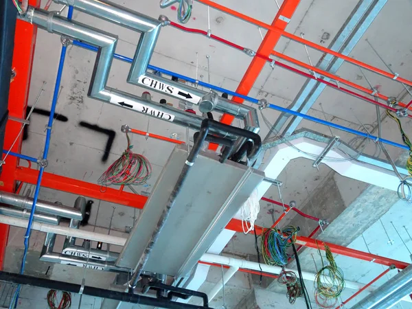 Kuala Lumpur, Malezya - 01 Eylül 2018: Hava durumu kanalı ve diğer hizmetleri tavan seviyesinden koordine ve şantiyede inşaat işçileri tarafından yüklü 