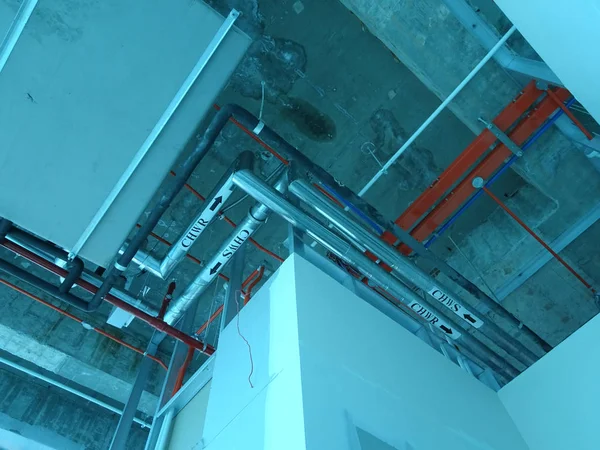 Kuala Lumpur, Malezya - 01 Eylül 2018: Hava durumu kanalı ve diğer hizmetleri tavan seviyesinden koordine ve şantiyede inşaat işçileri tarafından yüklü 