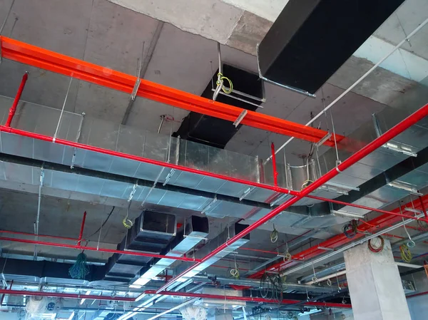 Kuala Lumpur, Malezya - 01 Eylül 2018: Hava durumu kanalı ve diğer hizmetleri tavan seviyesinden koordine ve şantiyede inşaat işçileri tarafından yüklü 