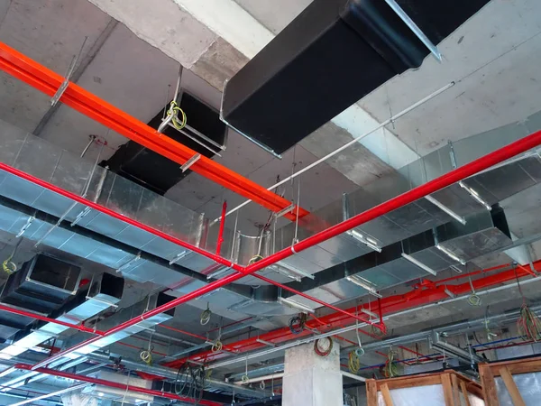 Kuala Lumpur, Malezya - 01 Eylül 2018: Hava durumu kanalı ve diğer hizmetleri tavan seviyesinden koordine ve şantiyede inşaat işçileri tarafından yüklü 