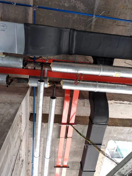 马来西亚吉隆坡 2018年9月1日 施工工人在施工现场协调安装的空调管道和天花板以上的其他服务 — 图库照片