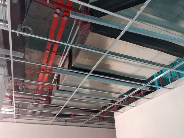 クアラルンプール マレーシア 2018 空気条件ダクトと天井のレベル上の他のサービス調整や工事現場の建設労働者によってインストール — ストック写真