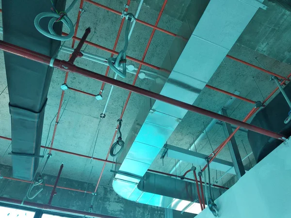 马来西亚吉隆坡 2018年9月1日 施工工人在施工现场协调安装的空调管道和天花板以上的其他服务 — 图库照片