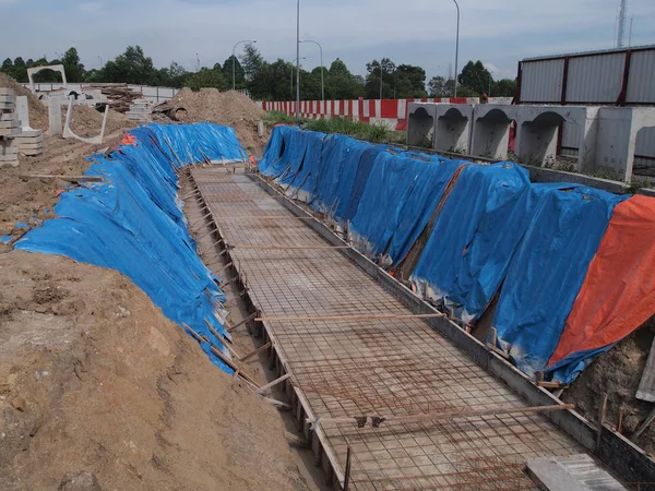 Provisorische Hangsicherung Durch Riesige Plastikplanen Auf Der Baustelle Ist Das — Stockfoto